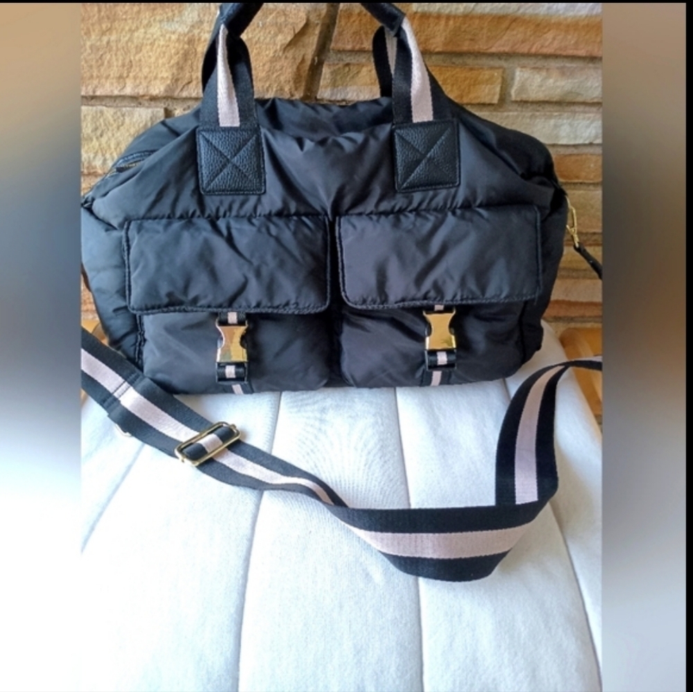 NWOT Tommy Bahama Black Shoulder Gym/Over Night/Travel Bag with Striped Strap
